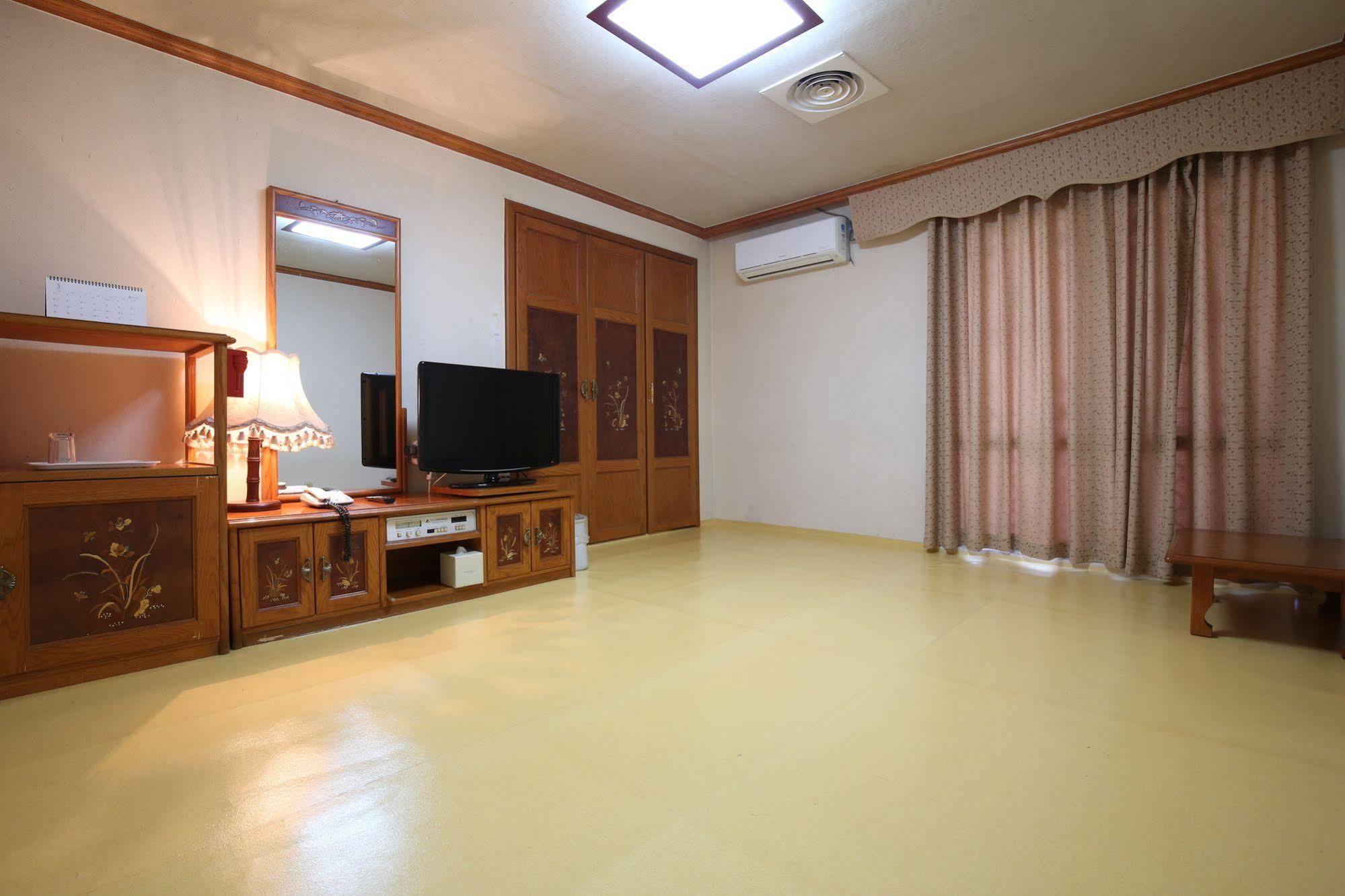 Lake Hills Hotel Songnisan Boeun ภายนอก รูปภาพ